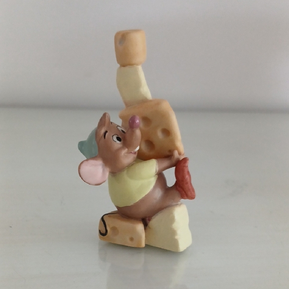 Disney Cinderella Gus Mouse With Cheese Figurine Sri Lanka 3" - Picture 1 of 9